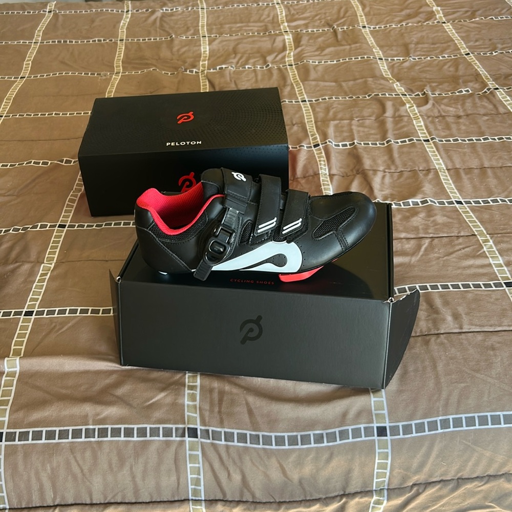 Brand new pair of peloton bike shoes never worn W/7